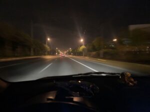 đi xe trong mưa tối